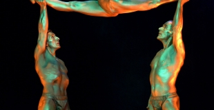 Trio de contorsion et de portés acrobatiques